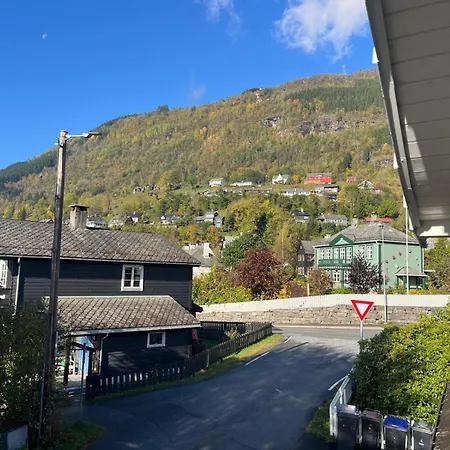 Big Central House With Balcony - Mountain Views - Free Parking *